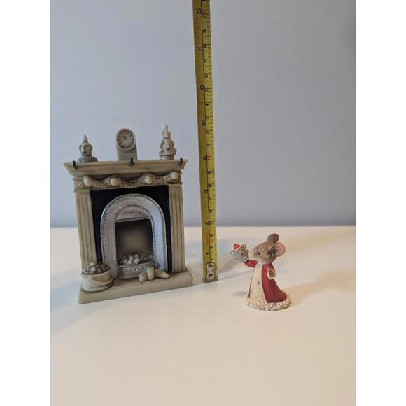 Enesco Christmas Mouse with Puppet Figurines and Dolls House Miniature Fireplace - Picture 8 of 9